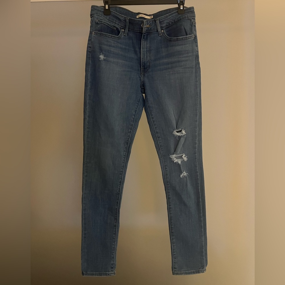 Levi’s sz 30 women’s jeans. Ripped knees.